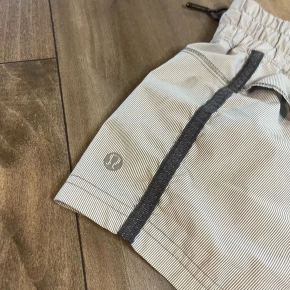 Lululemon Black Pattern Athletic Workout Shorts Women 6 Bin M-70 - Picture 4 of 5